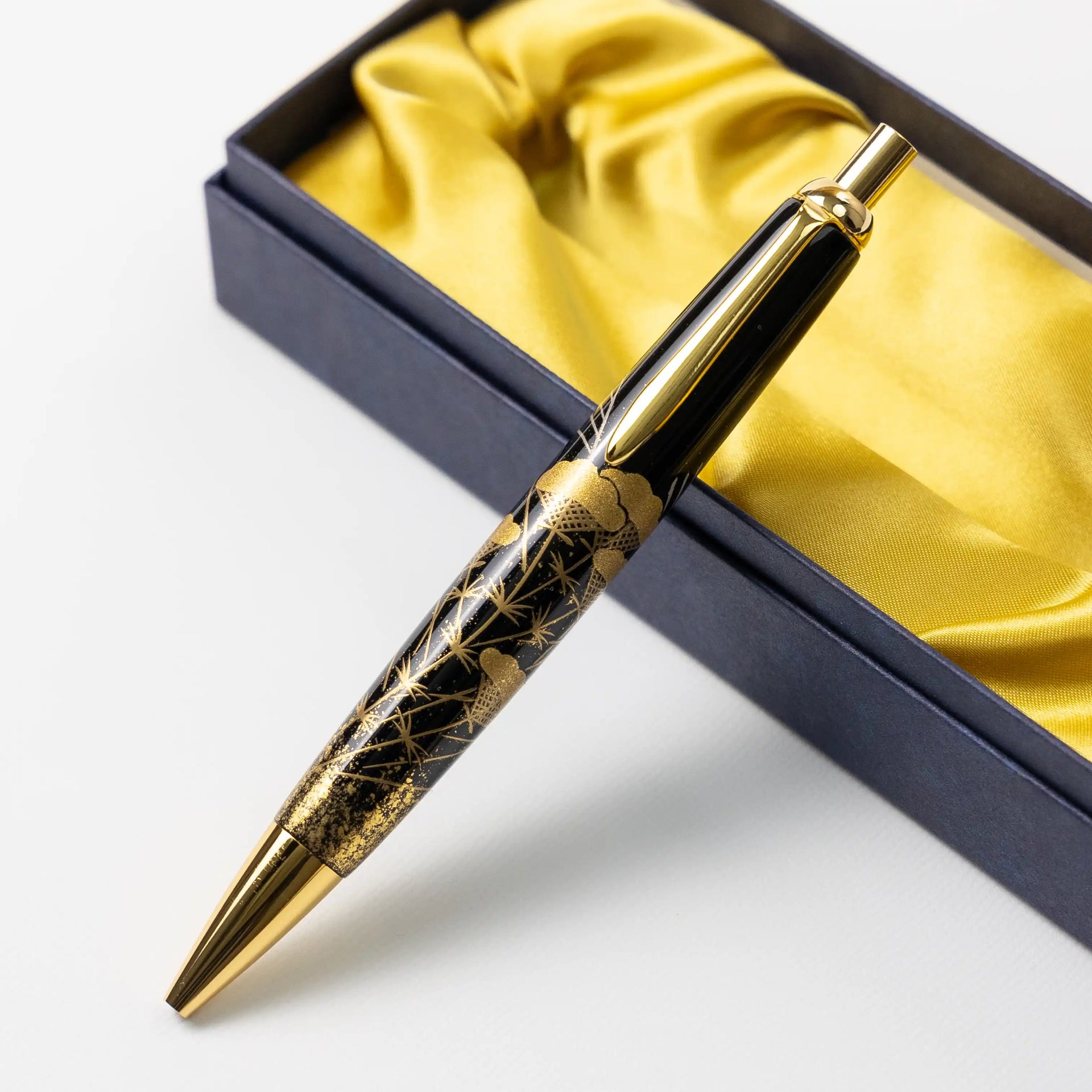 AE18 時代 輪島塗 巻卓 巻足 巻脚 裏総金箔 四君子 草花紋 蒔絵 輪島塗 本うるし 珠流筆（ボールペン）秋草（黒） – 漆陶舗