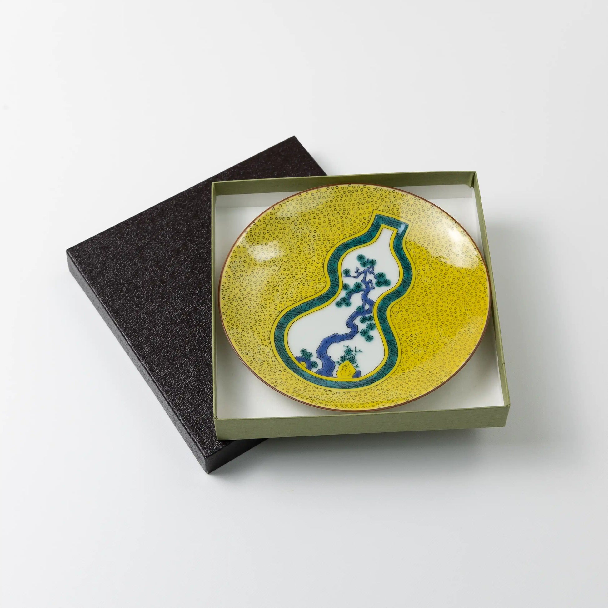 九谷焼 5号皿 古九谷青手瓢箪割松図 – 漆陶舗あらき 輪島塗 九谷焼 5号皿 古九谷青手瓢箪割松図 – 漆陶舗あらき 輪島塗